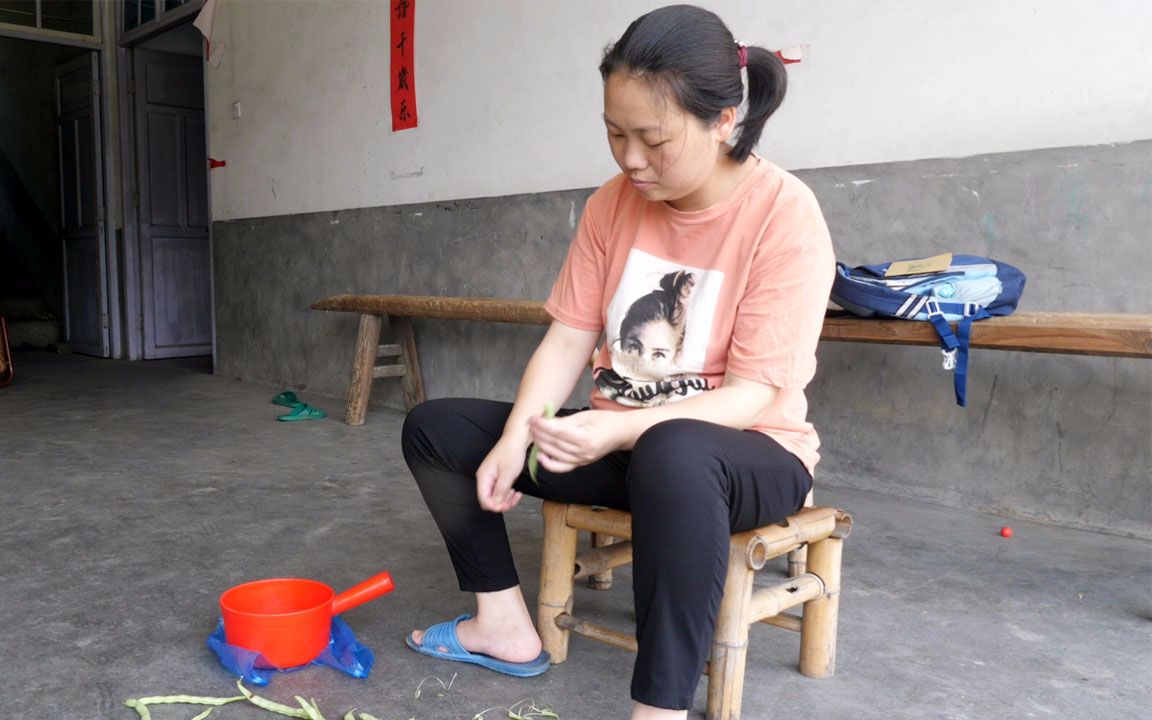简单的午餐,农村宝妈做的瘦肉豆腐汤,儿子大口大口吃的真香_哔哩哔哩