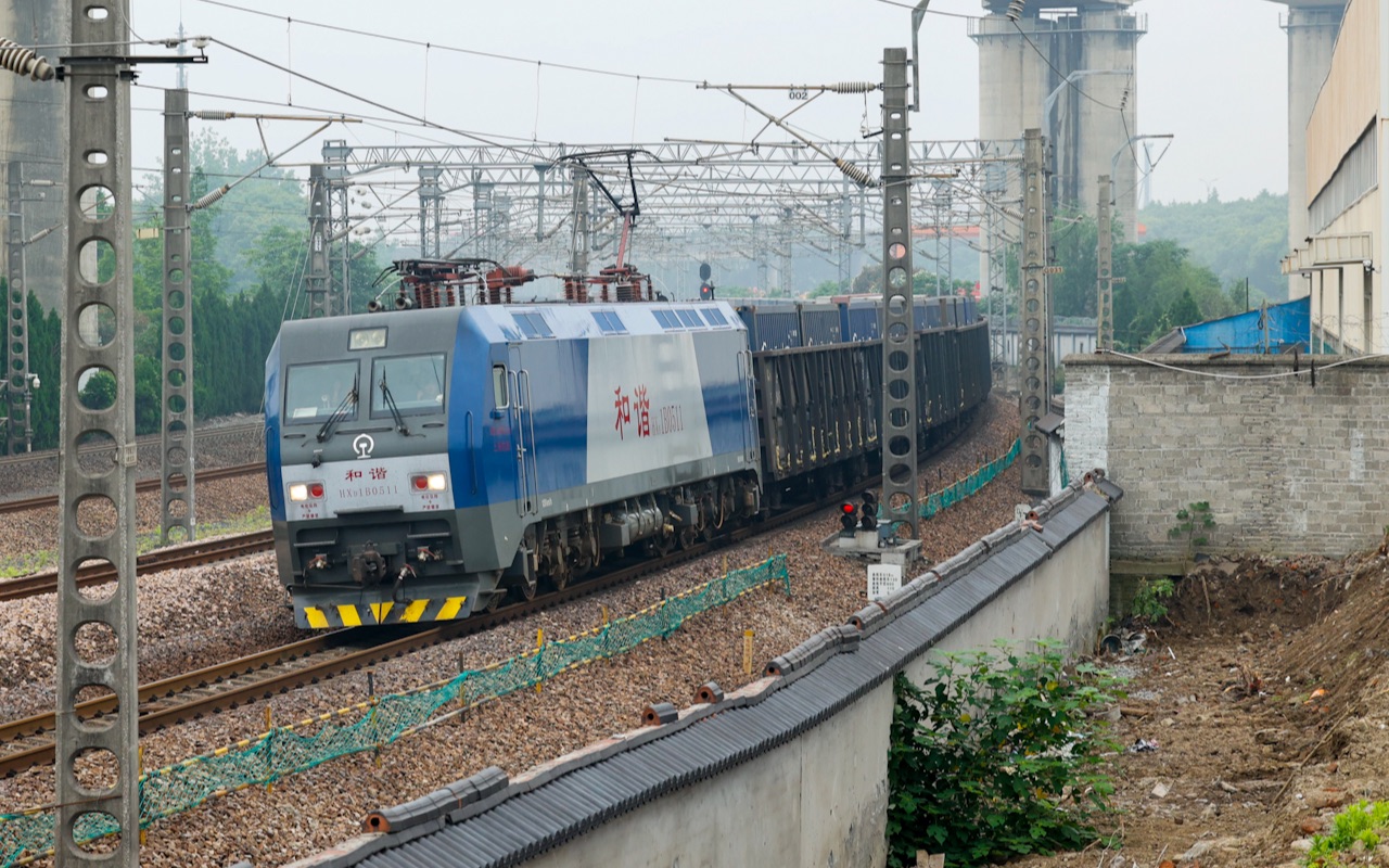 上局杭段hxd1b 0511牵引上行货列经过沪昆线k189km 笕桥大弯道