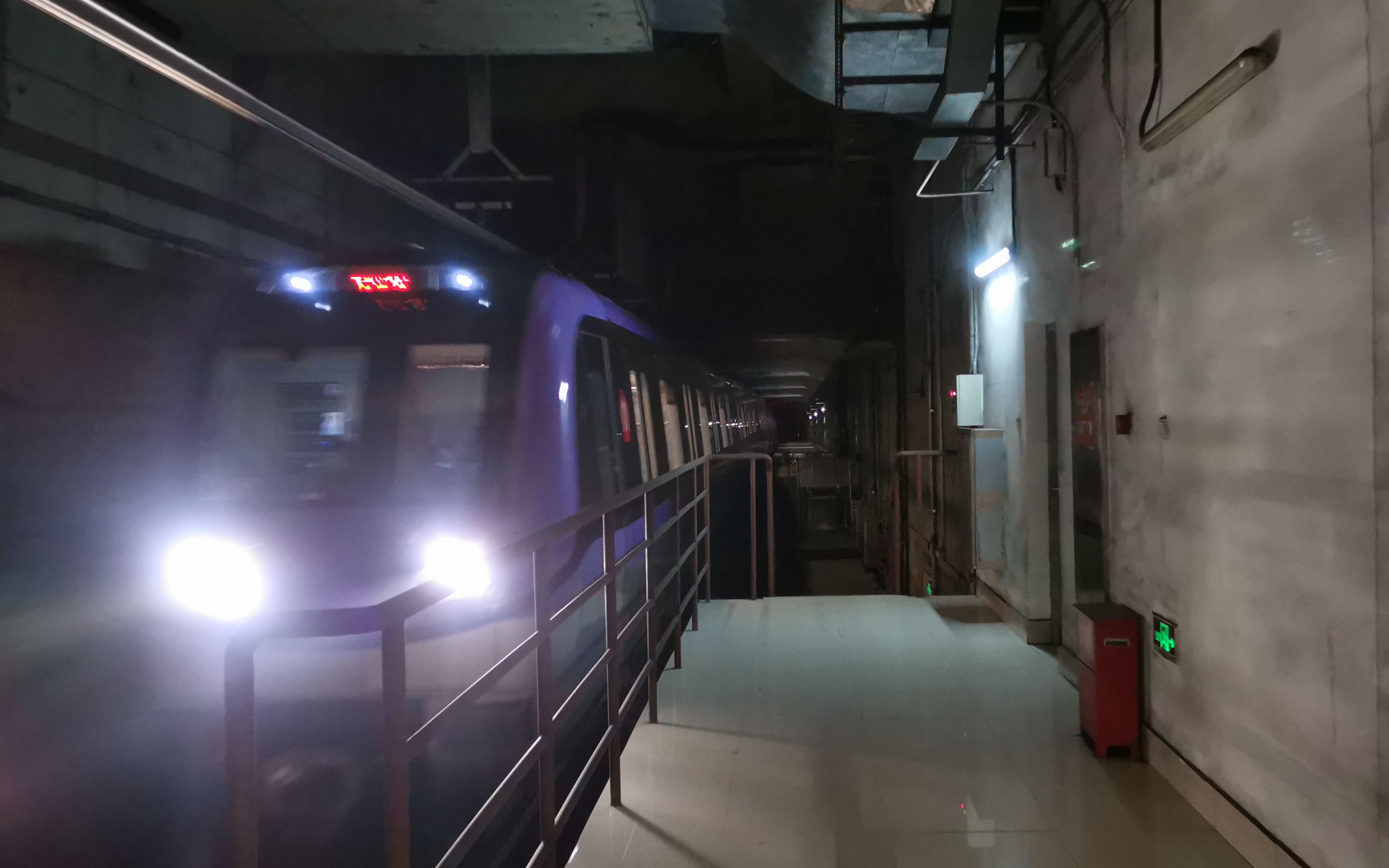 南京地铁4号线金马路站龙江方向列车进站