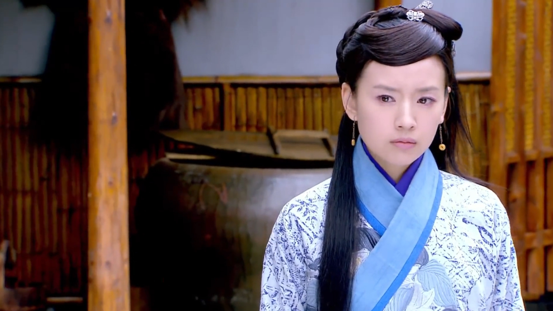 青年着急询问富商的情况这究竟是什么情况