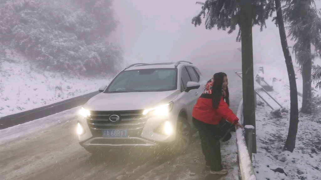 重庆四川突降暴雪,大雪封路,车辆也寸步难行!哔哩哔哩bilibili