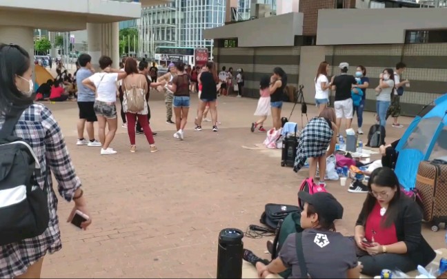 香港中环码头是菲佣印佣的聚会地,休息日很多工人姐姐来,玩得超开心哔哩哔哩bilibili