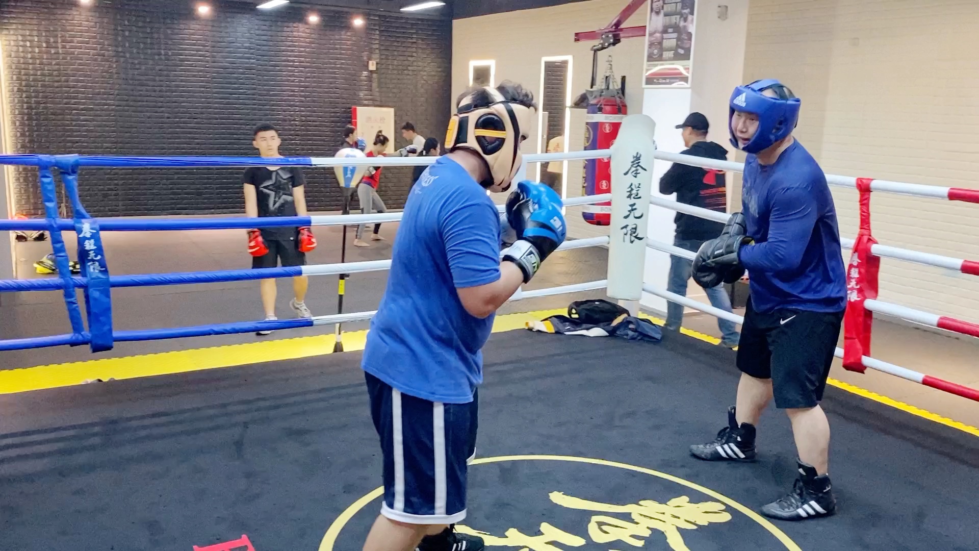 拳击实战训练成人业余班两名学员进行实战对练