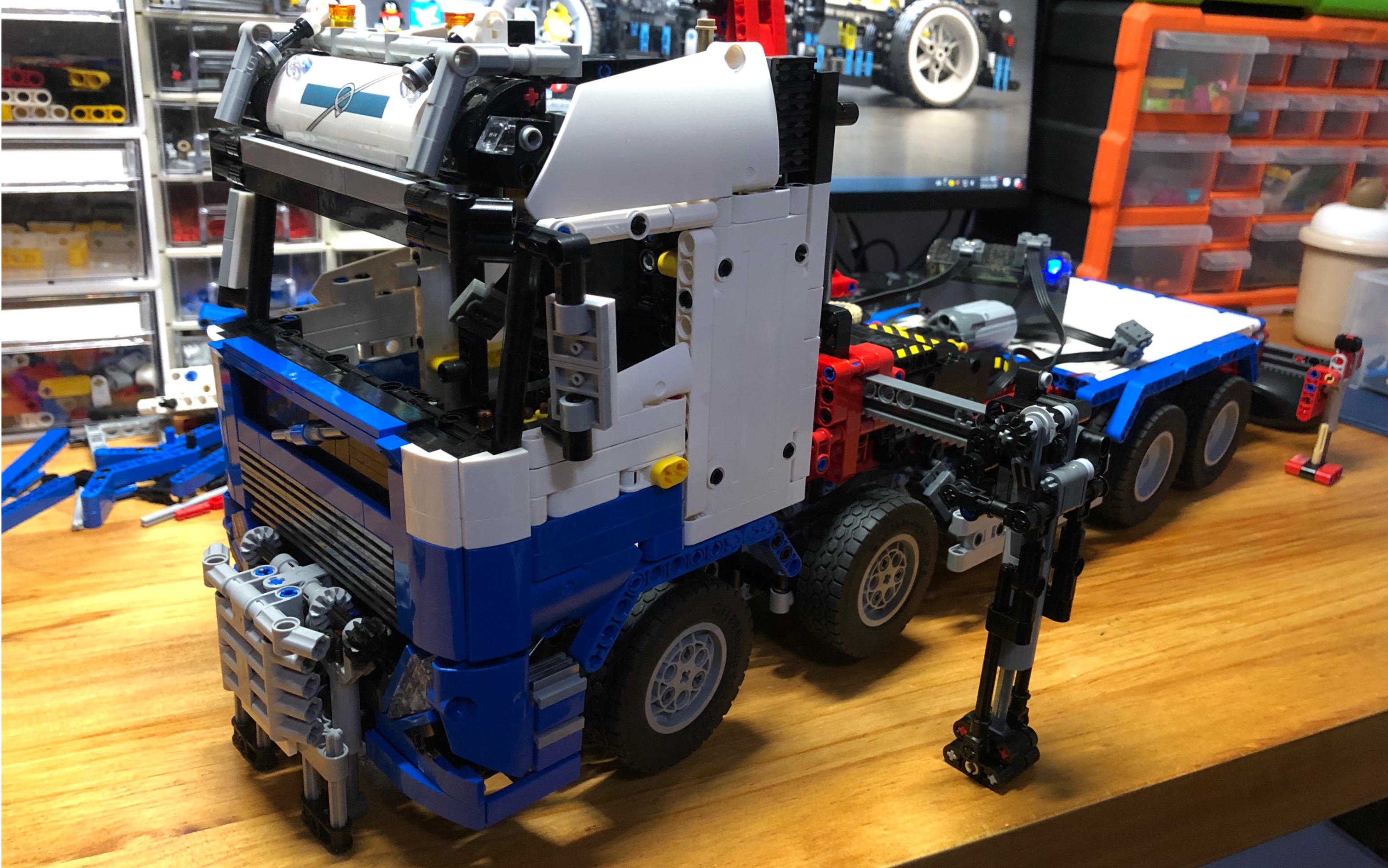 乐高科技沃尔沃fh16随车吊未完工