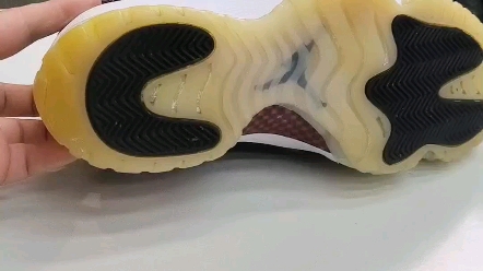 球鞋修复之水晶底氧化发黄,aj11通病就是水晶底发黄氧化老化,正常不
