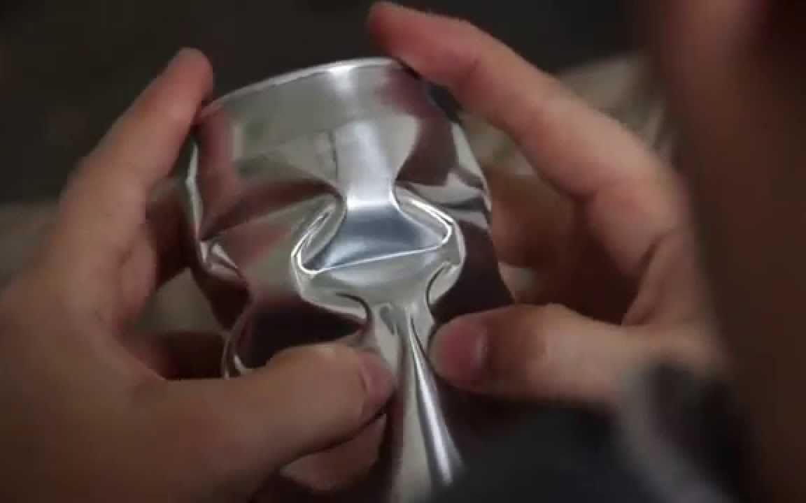 易拉罐这么一捏,就能卖1万元!以后别乱丢了学着点吧.@油兔不二字幕组