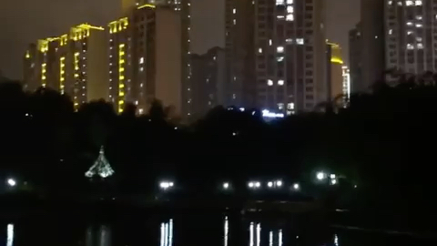 [图]徒步在飘雨的夜晚，深夜美景让人平静