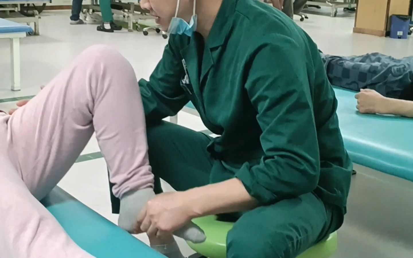 损伤之后腿部一直有束带感像踩棉花