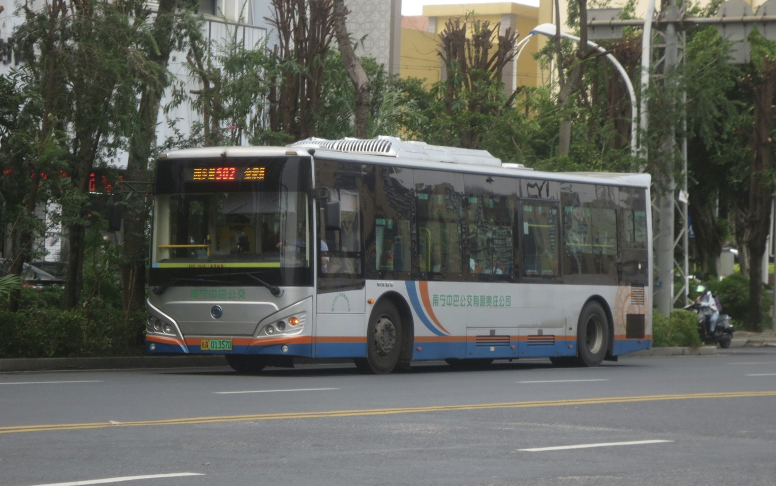 南宁公交502路 申龙hqk6109bevb25