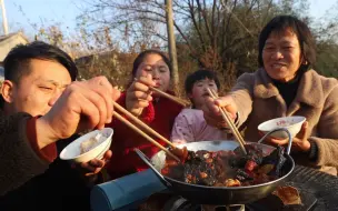 Скачать видео: 婆婆嘴馋，胖妹80买5斤肥肠，做臭豆腐肥肠煲，香辣够味吃过瘾