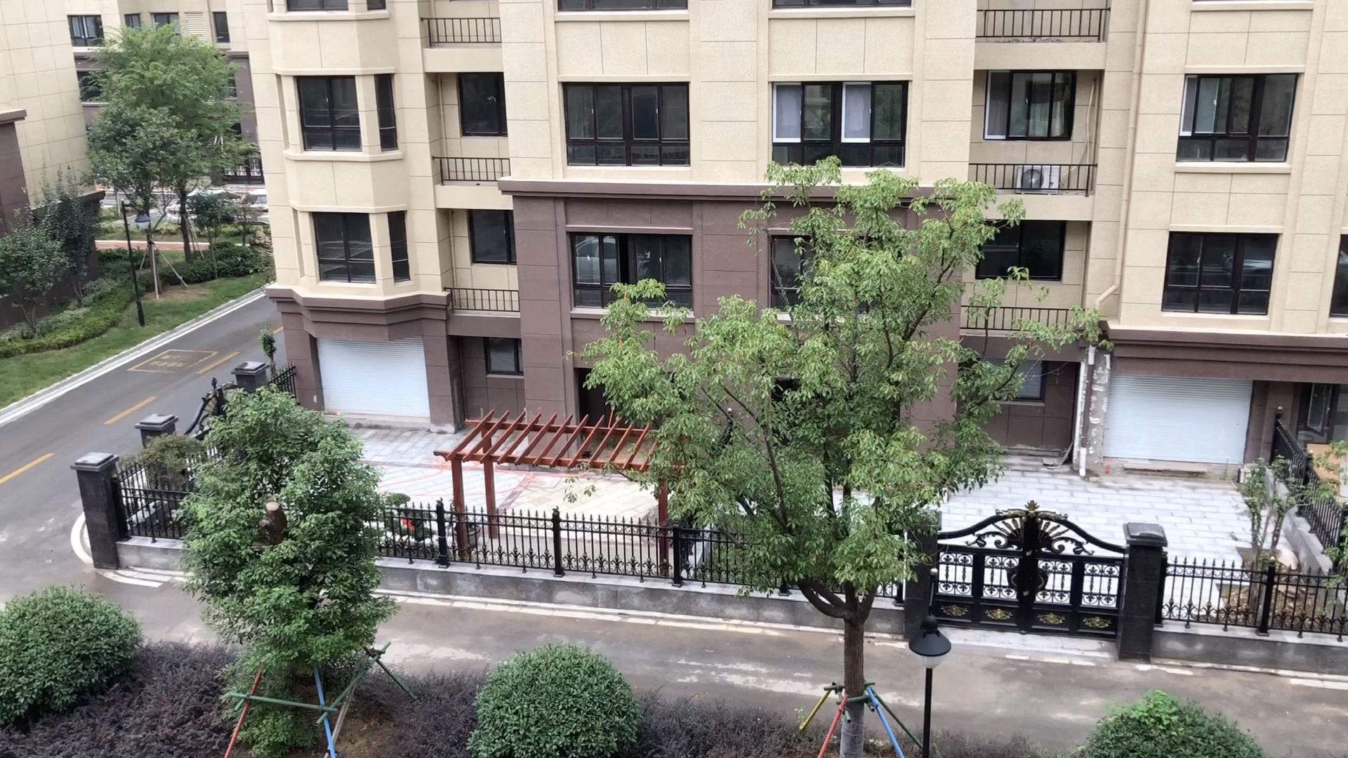 商品房小区一楼可以拉院子吗?