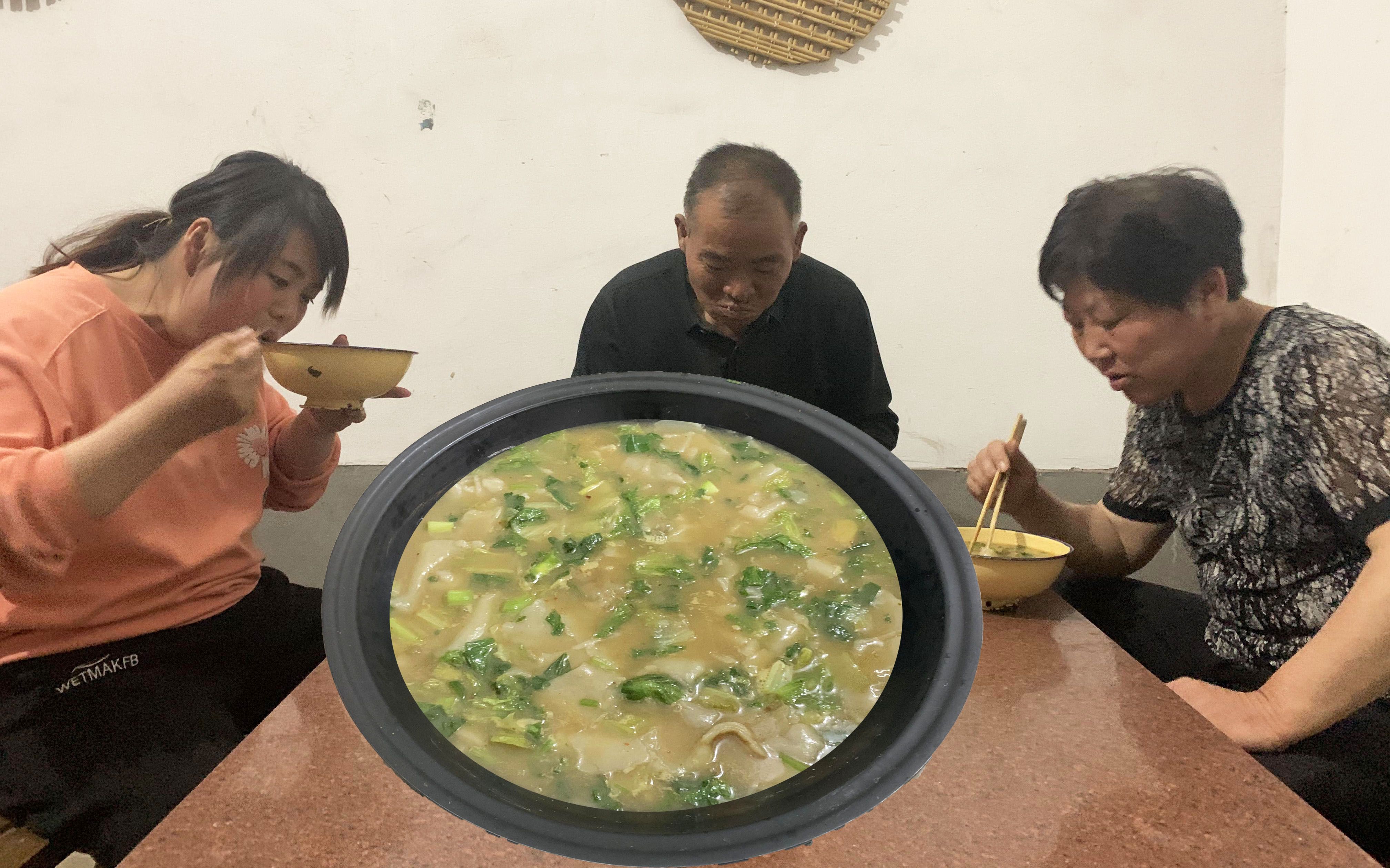 老爸地里挖大蒜,老妈做特色美食水煎饼,名字好听,味道也是一绝哔哩哔哩bilibili