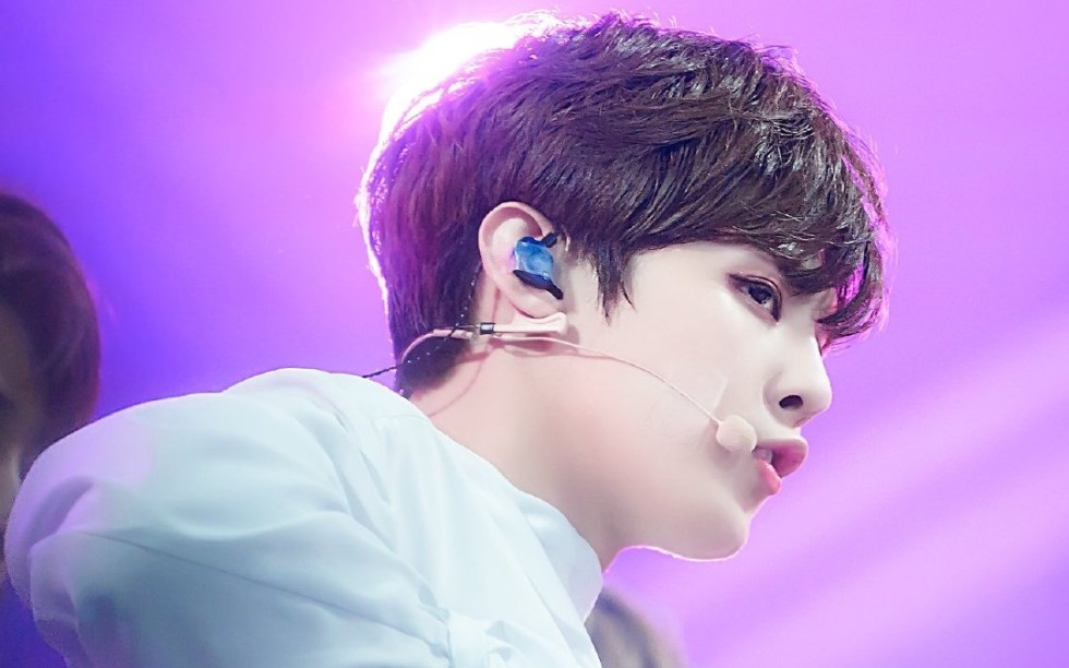 x1金宇硕sexy双腿交叉