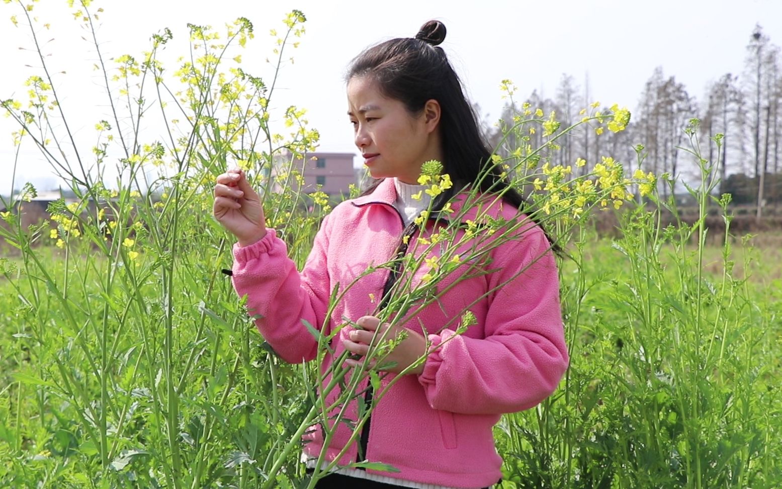 [图]军中绿花就是不一般，人美歌甜，这姑娘谁娶回家一辈子都幸福