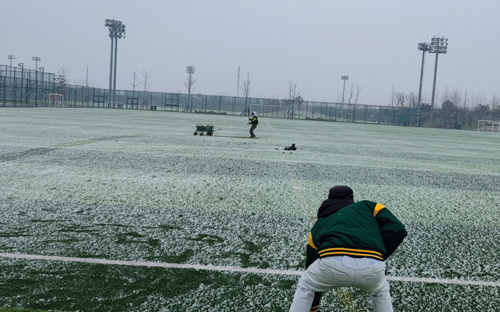 二零二三年的第一场雪训比以往时候来的更早一些哔哩哔哩bilibili