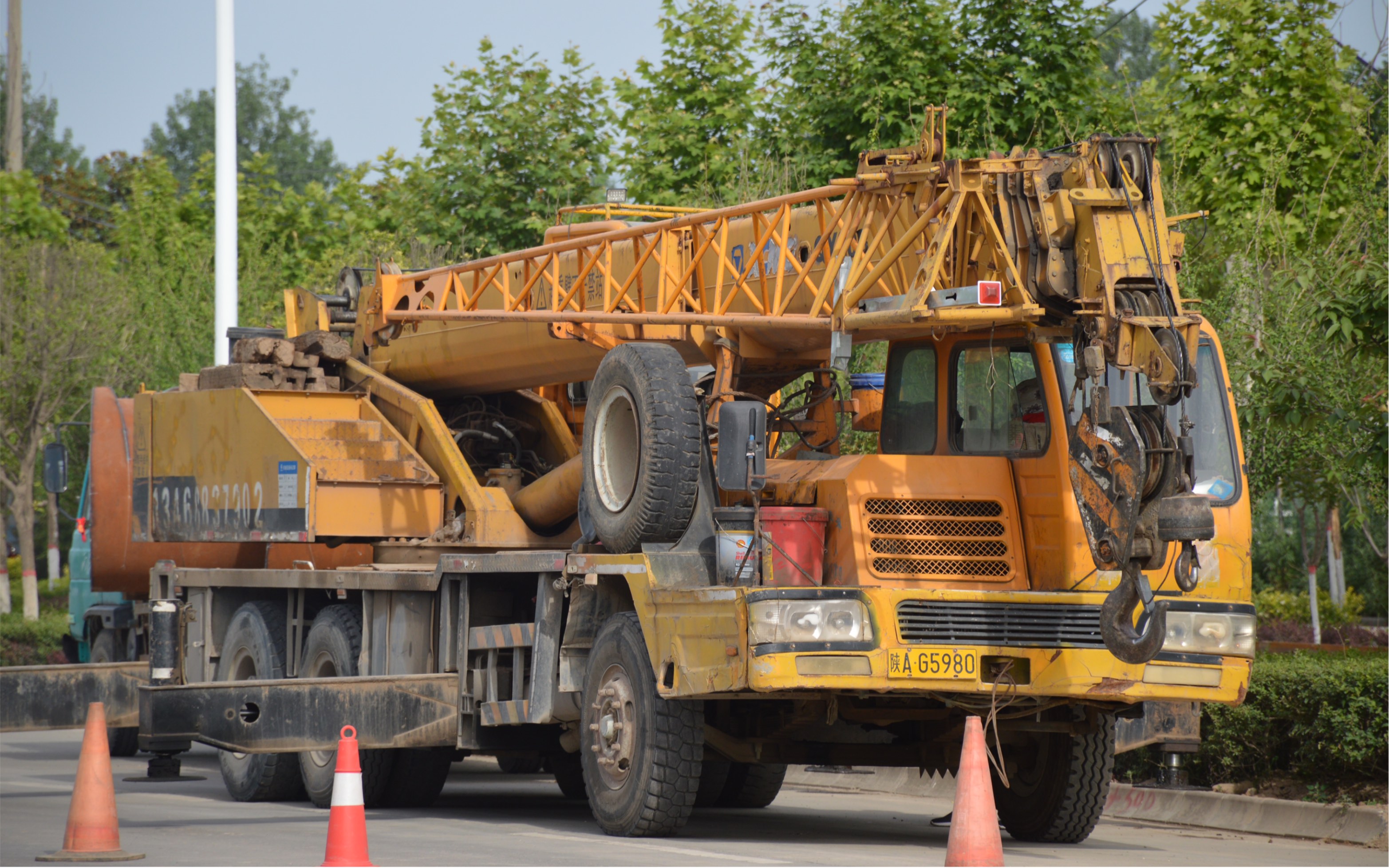 徐工qy20b起重机吊装水泥管道