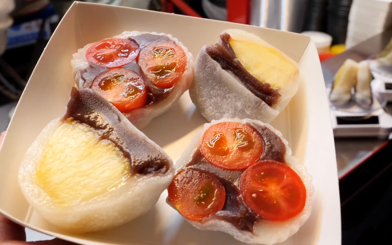 韩国街头的水果糯米糕,既好看又好吃,一刀切开内有乾坤_哔哩哔哩 (゜