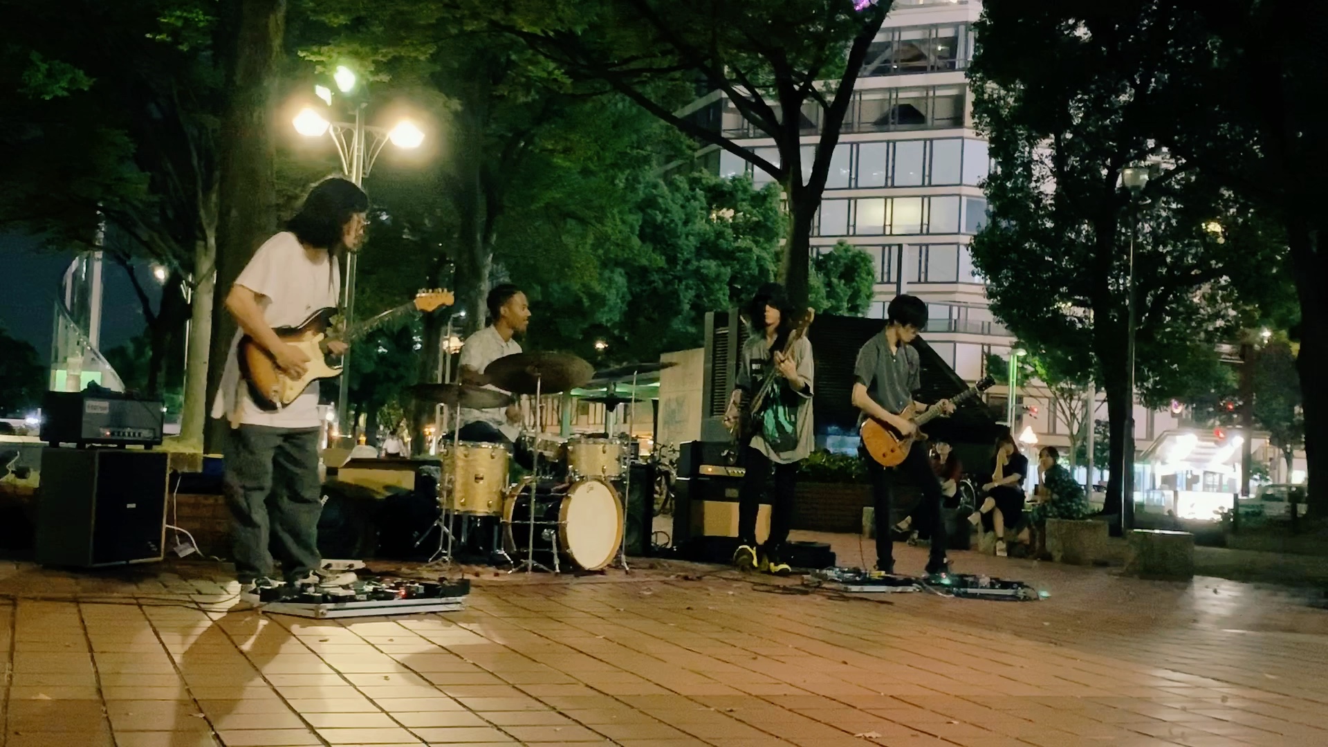 偶遇名古屋街头乐队,少女泪洒现场