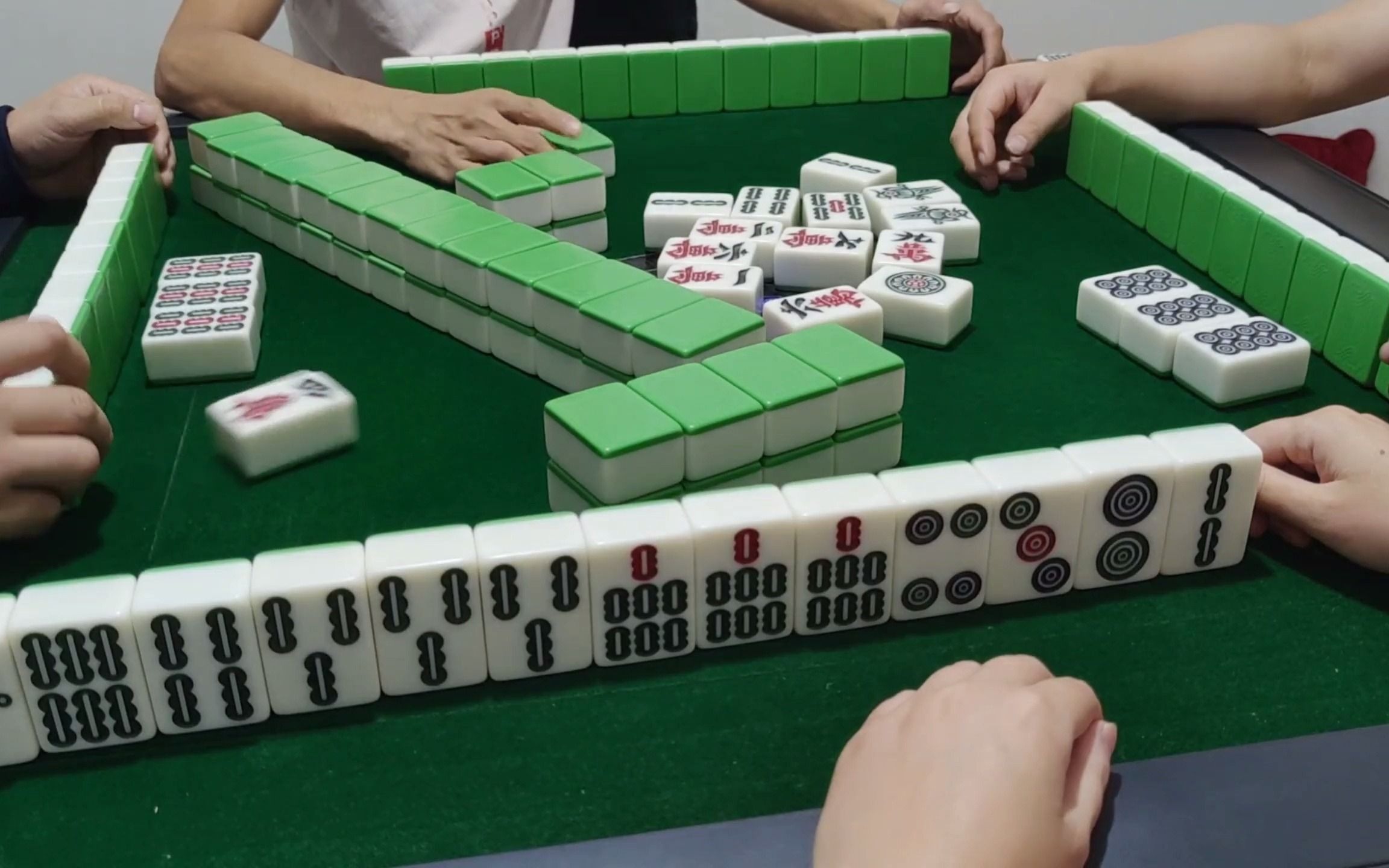 四川麻将:幺妹儿齐牌爪手爪脚,胡牌却是一流,三番满啦!