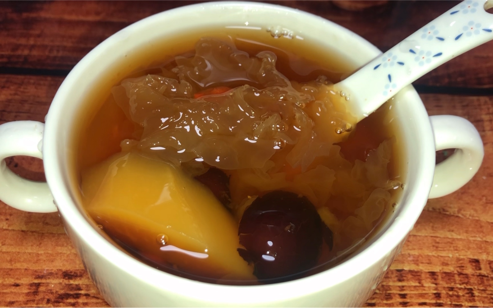 银耳木瓜糖水香甜软糯养颜滋润快来喝一碗吧