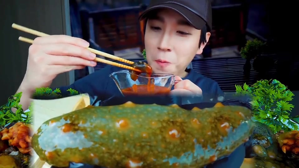 【韩国吃播】帅哥吃酱汁海参,配上海葡萄脆脆的