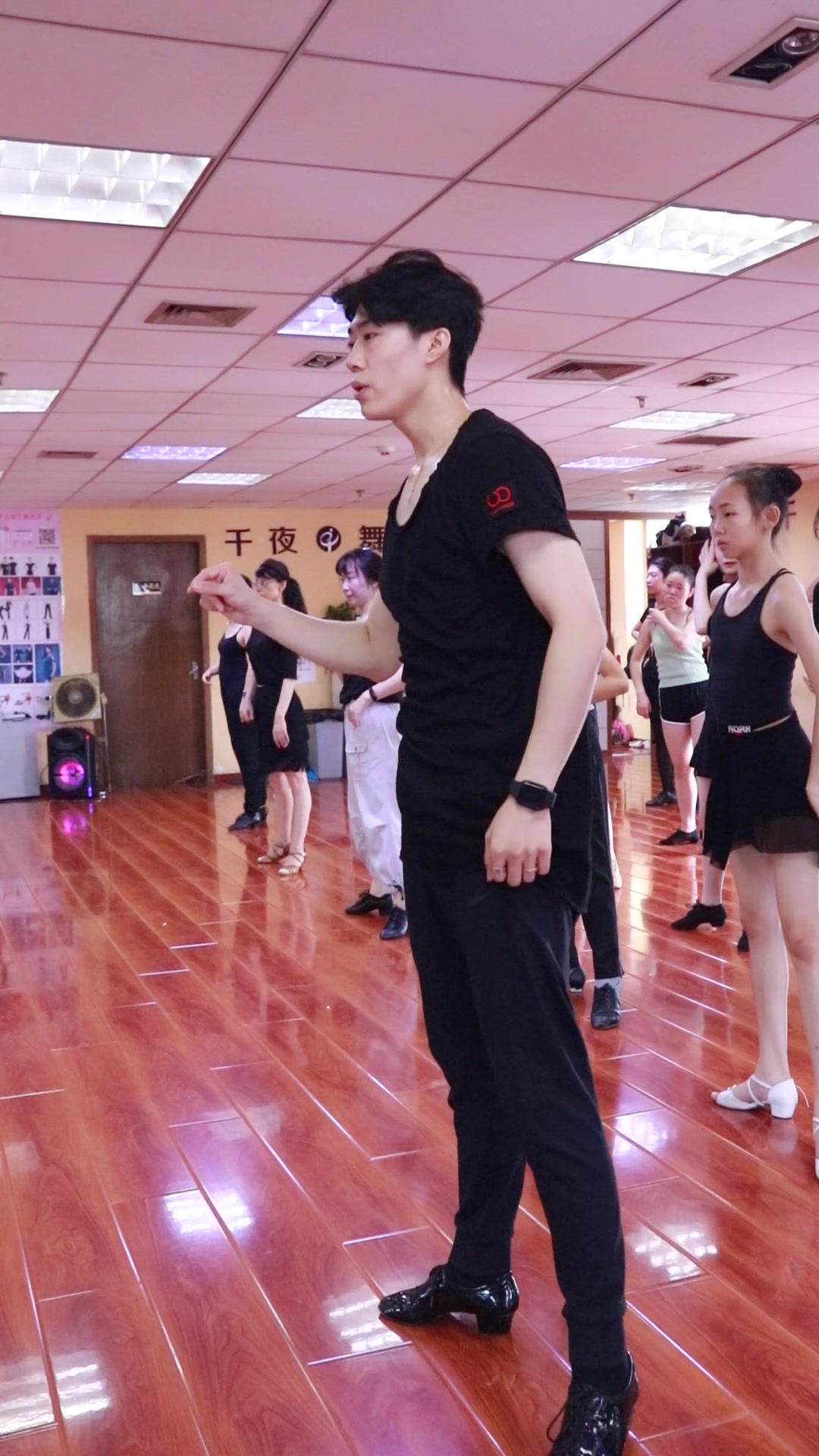 伦巴滑门步的三种手位