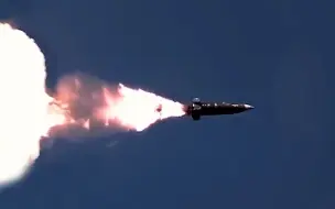 Скачать видео: 测试新武器？美国将向乌克兰提供超精准“神剑”弹