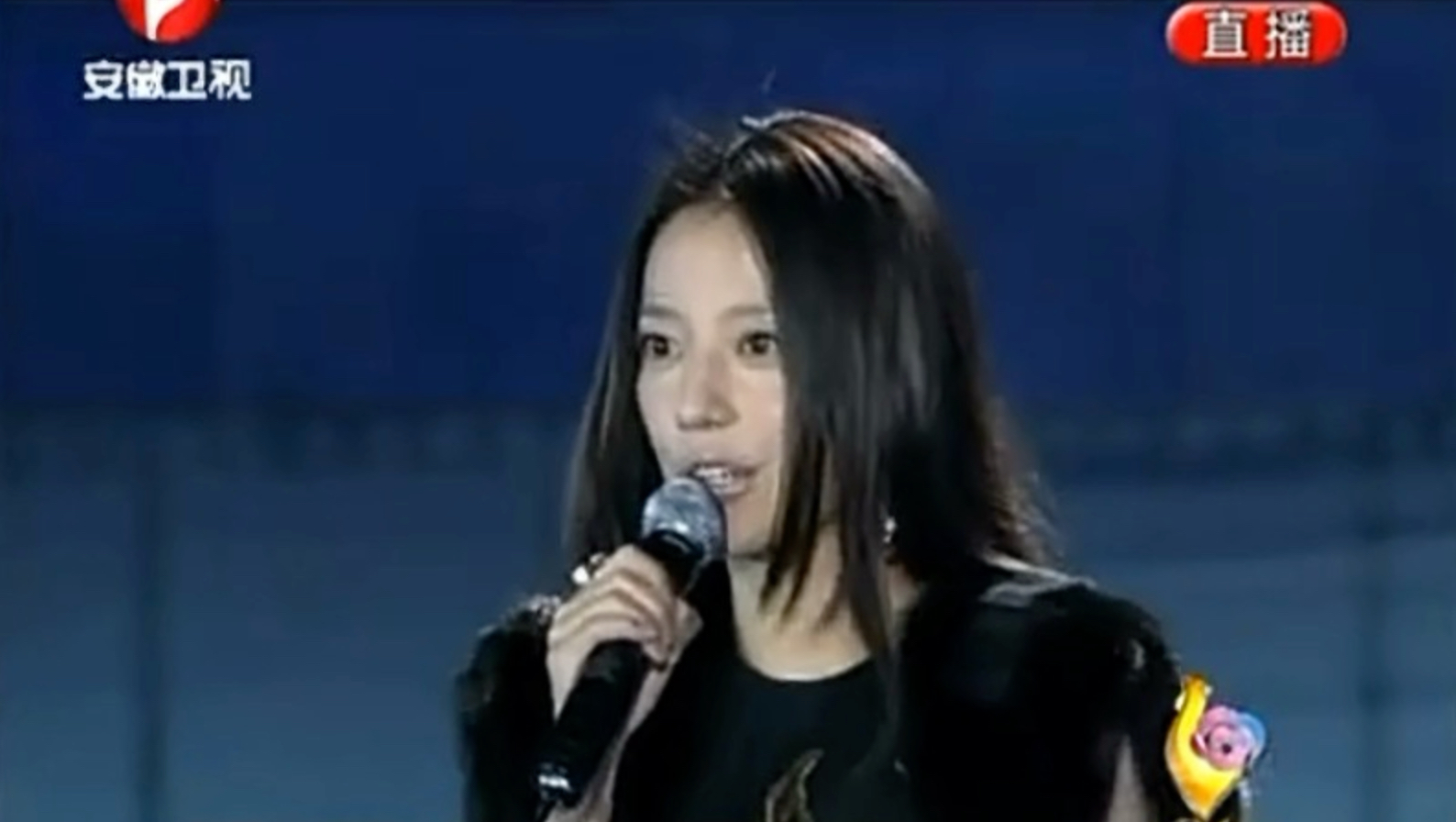 2011第20届金鸡百花电影节高光舞台✨薇姐作为形象大使献唱主题曲《梦想成真》小柯量身打造，承载庐州文脉，温柔治愈的时代金曲！