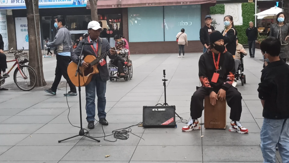 秋天的上海静安公园门口街头艺人小黑表演经典歌曲还有我