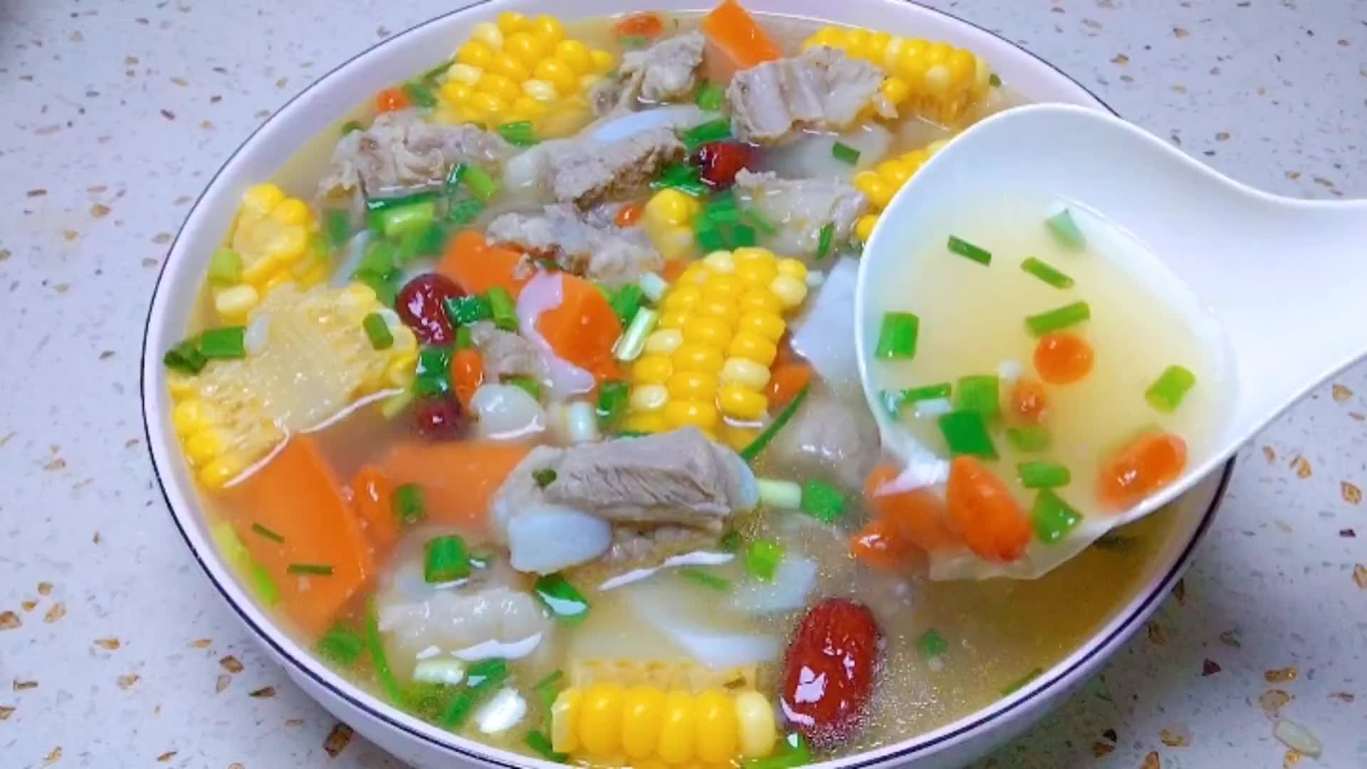 椰子炖排骨,椰香四溢,汤清甜不腻,排骨软烂脱骨,好吃又营养