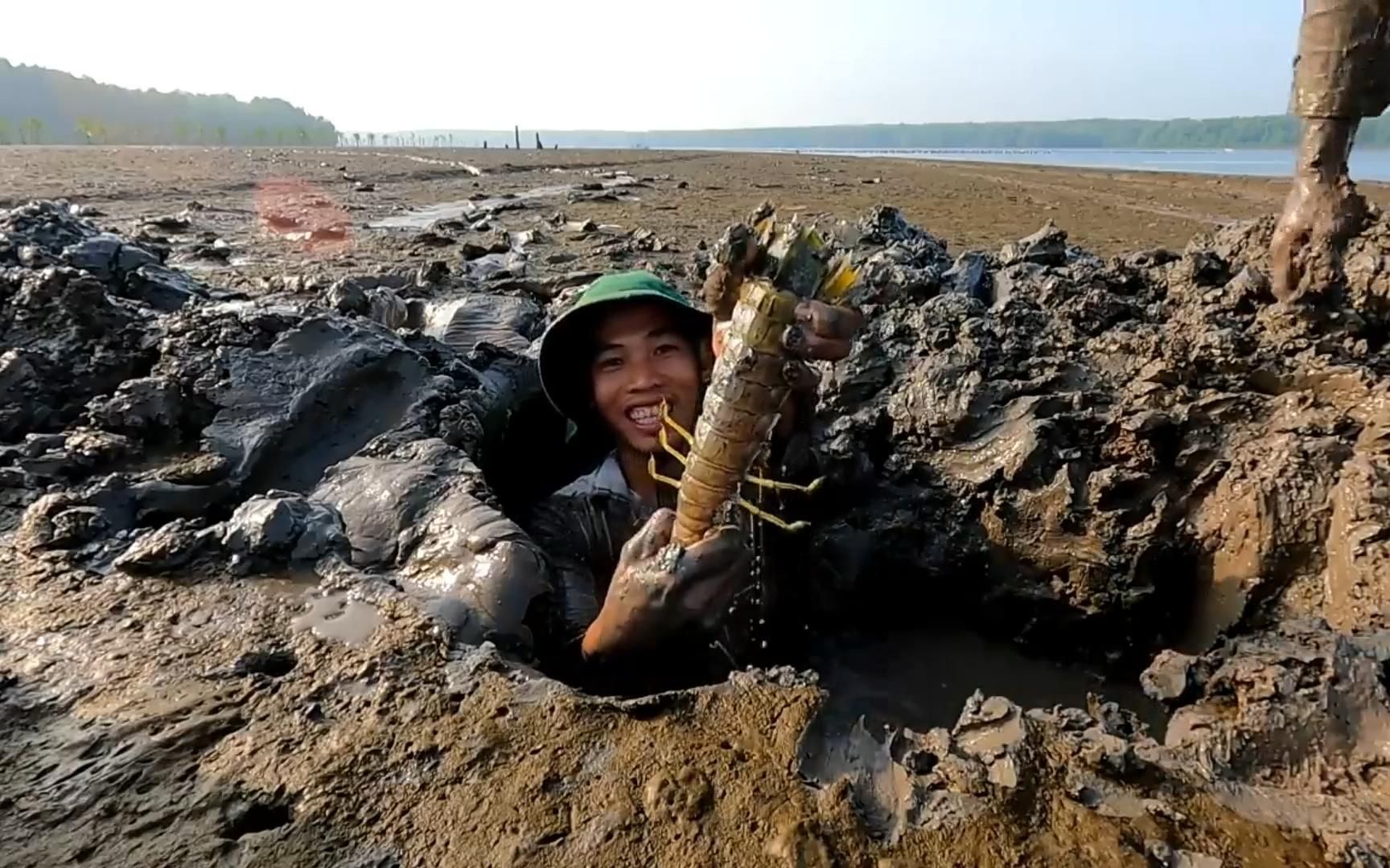 赶海挖富贵皮皮虾,手臂粗的皮皮虾挖了一人深的大坑,才把它拿下