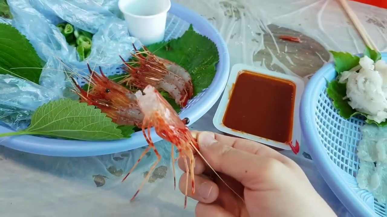 在韩国海鲜市场,生吃龙虾