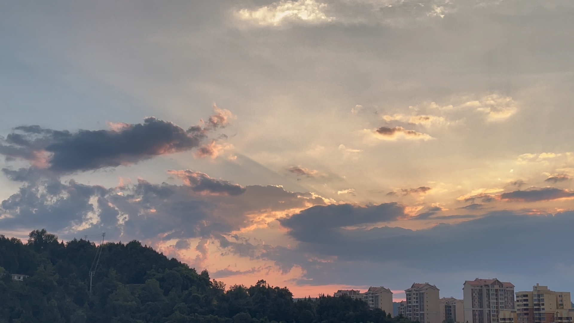 雨后初晴的天空