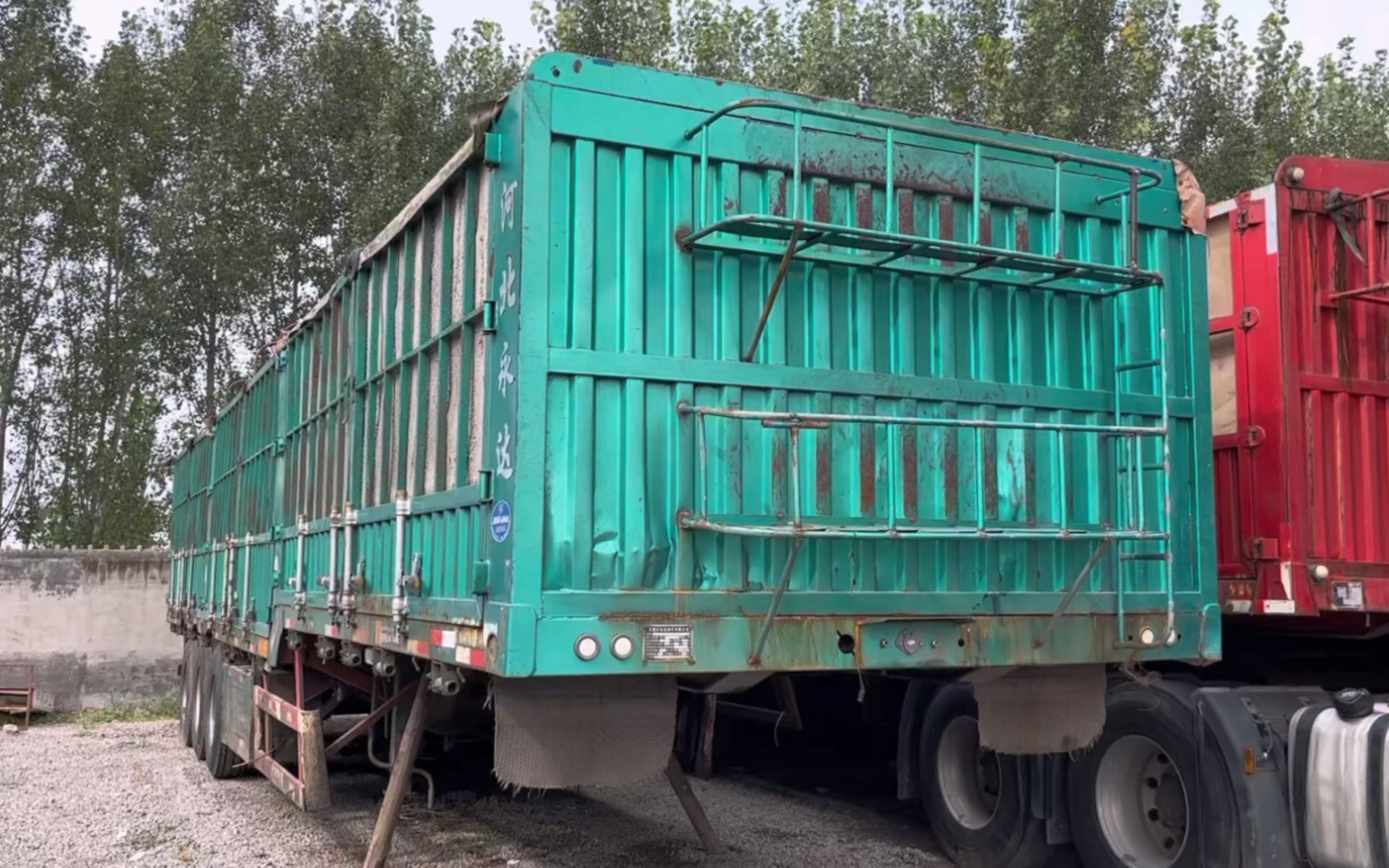 两台二手仓栏货车13米高低板大开门永达挂1.7米高富华轴实箱板后门