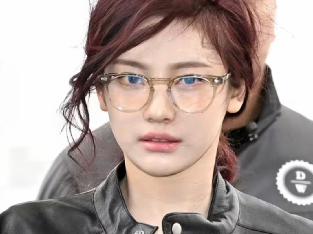 宁宁今天的造型真是火出圈了,穿的国货品牌德训鞋暂时没货,连品牌主理