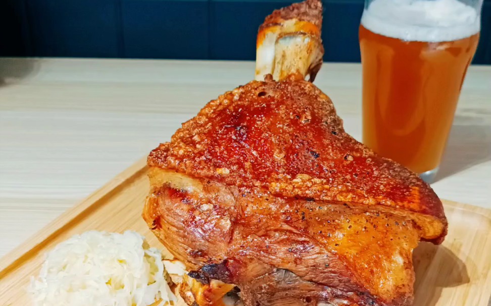 德国脆皮烤猪肘餐桌上肉是永远的主角儿一份德国烤猪肘和冰啤酒这才是