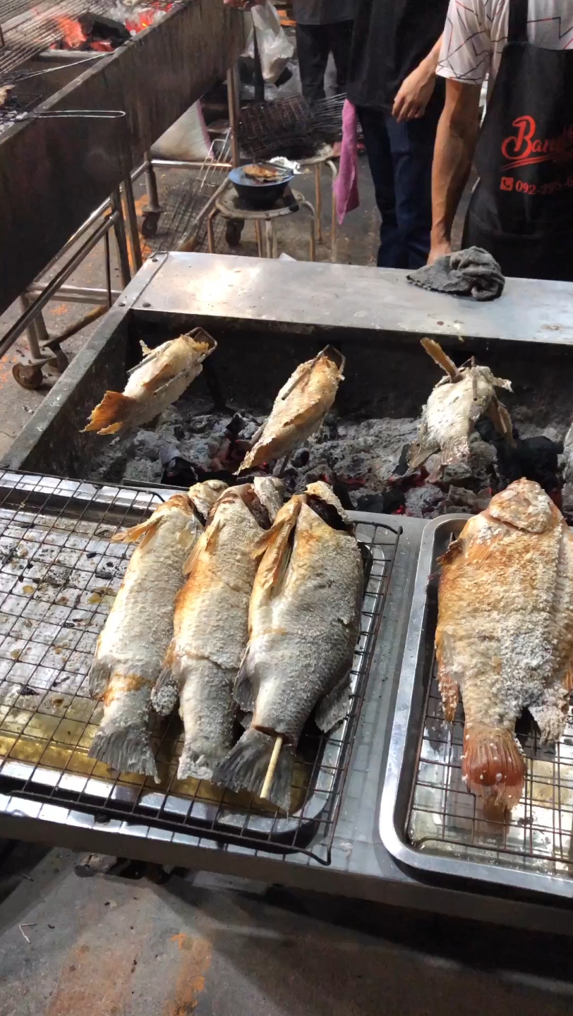 泰国路边摊街头美食盐烤鱼