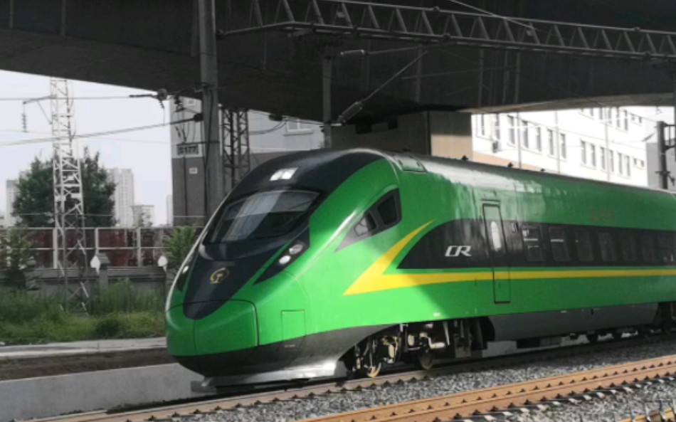 短编组cr200j通过米秦路大弯