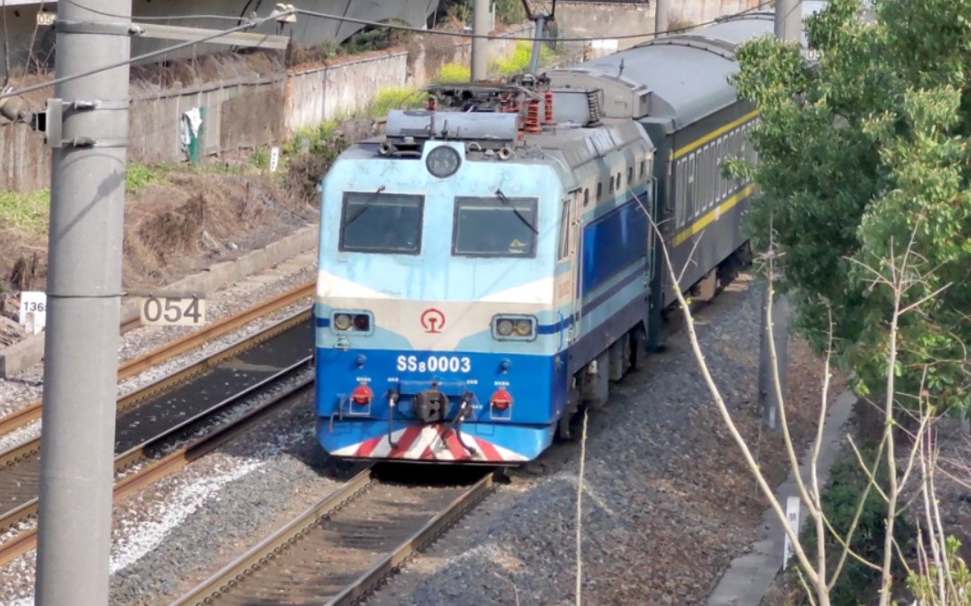 京沪线,上局沪段ss8 0003牵引k808次列车通过观景新村