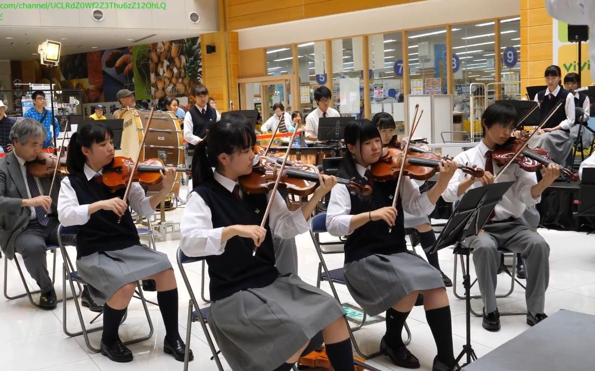 [图]高中生演奏 柴可夫斯基 胡桃夹子 俄罗斯舞曲 花之圆舞曲 超市演奏会