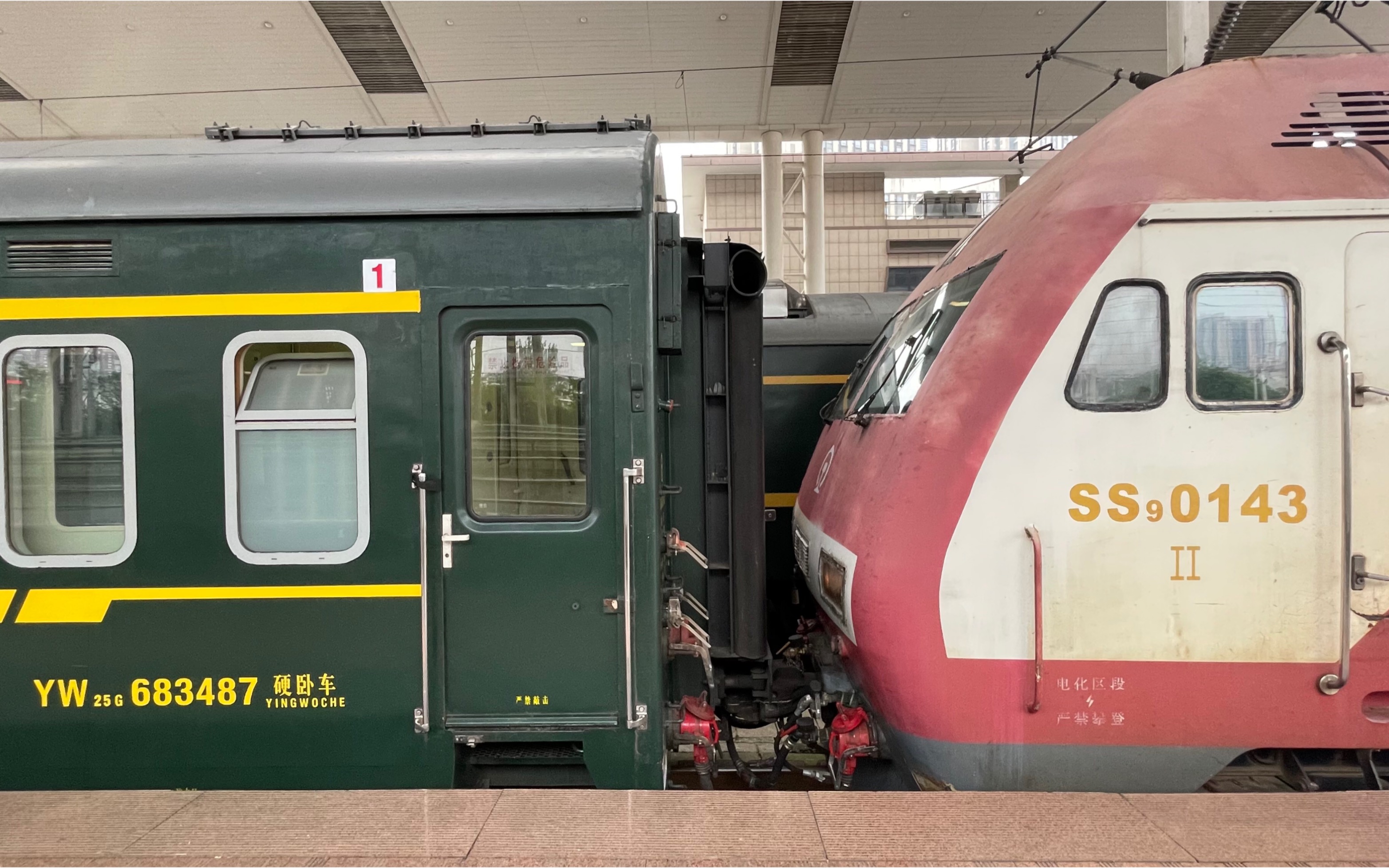 武昌站,实拍济局老牌列车t180次机车交路换挂作业,过程很完美