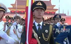 Скачать видео: 天安门广场升国旗现场画面，国歌声响彻广场，五星红旗在晨曦中冉冉升起……祝福伟大的祖国繁荣昌盛