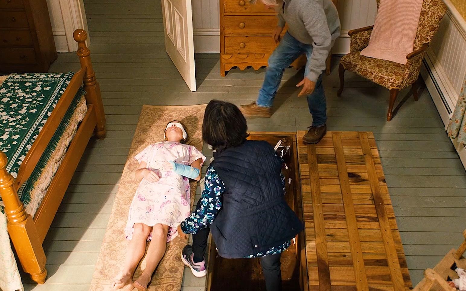 夫妻迷晕女儿后,亲手将她制成活体,装入木箱.惊悚电影