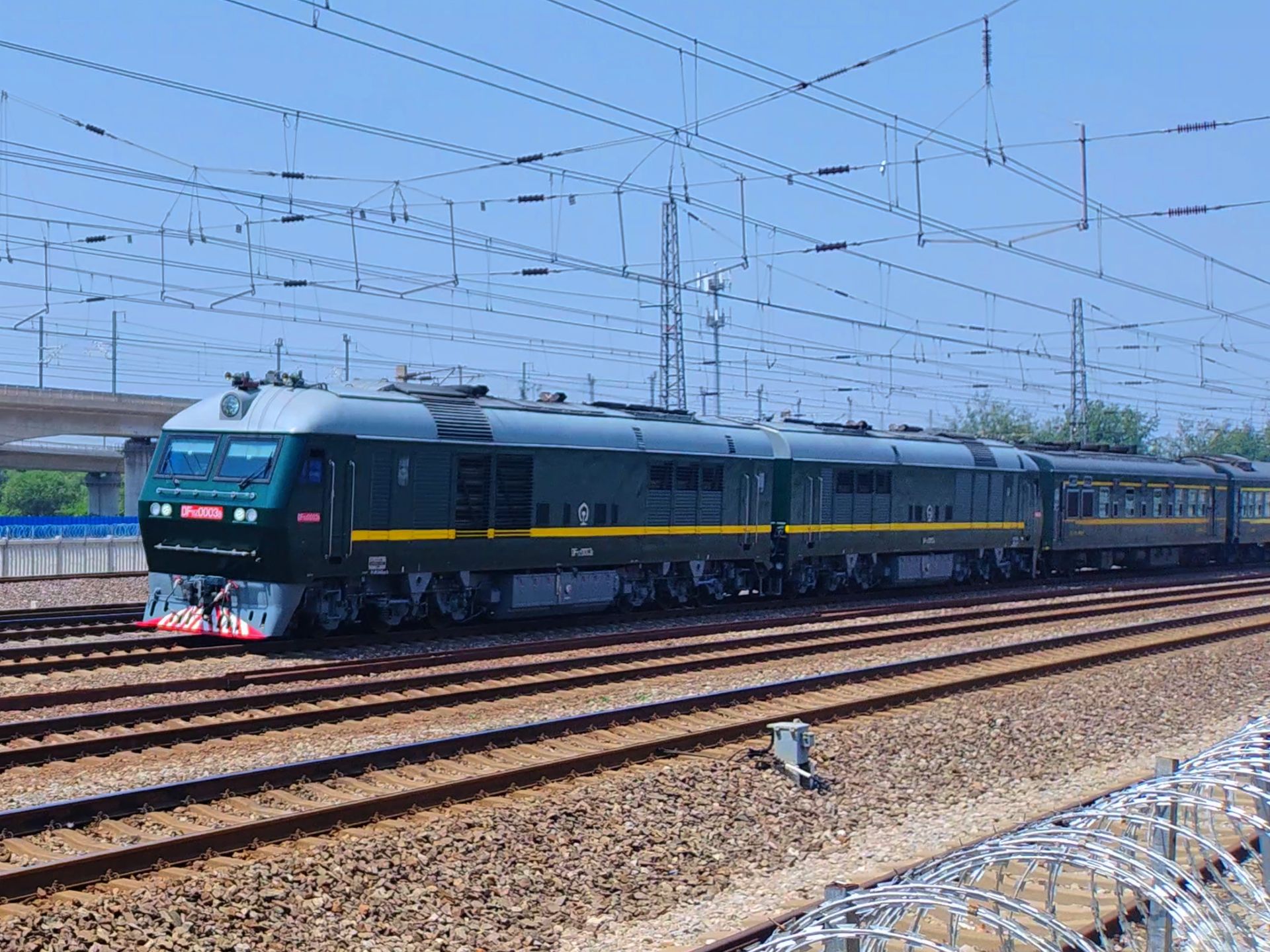 专运处df11z-0003分别牵引t57,t58次黄村通过!