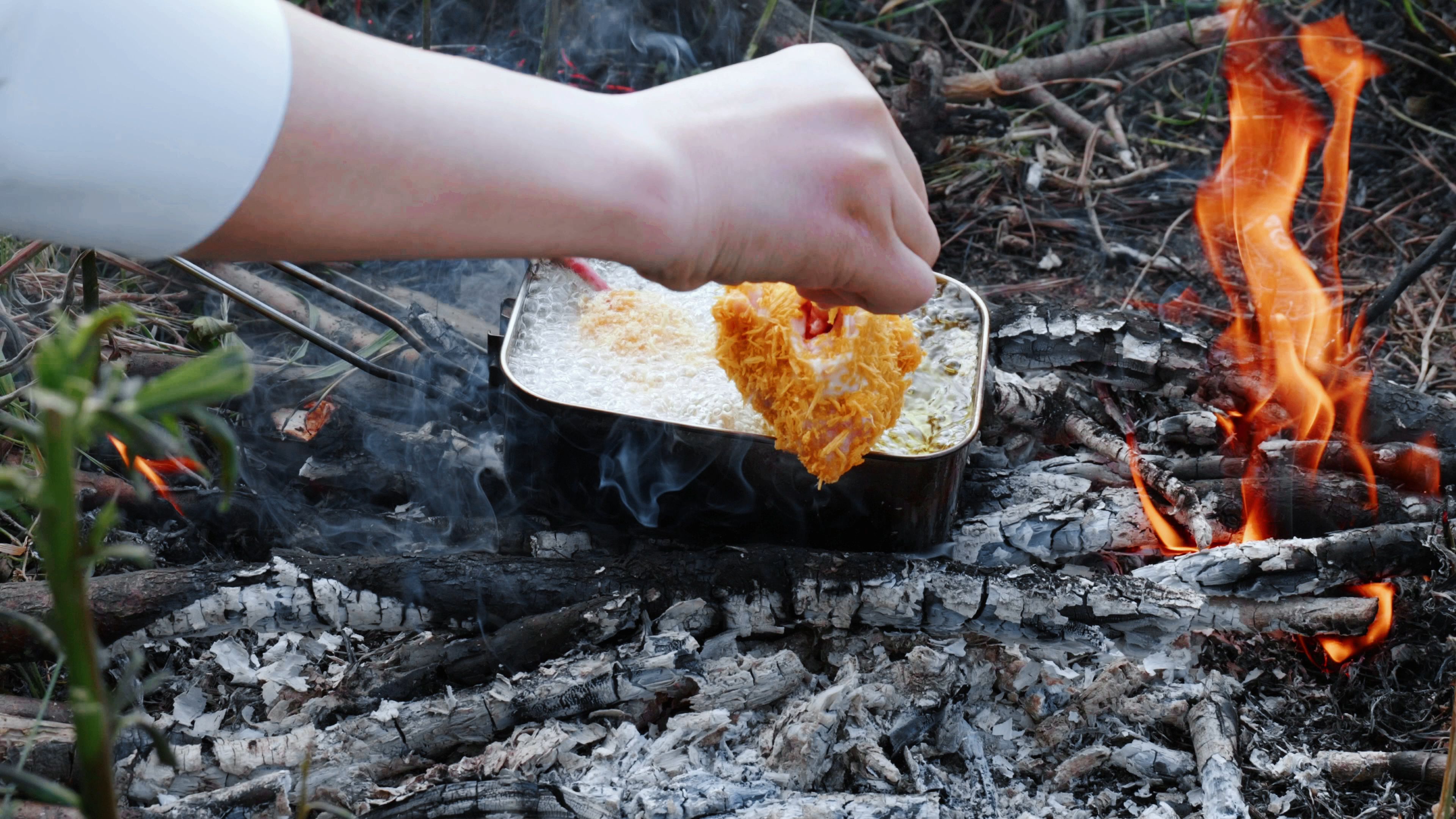 户外美食日记:野外油炸黄金腿,简单味美嘎嘣脆