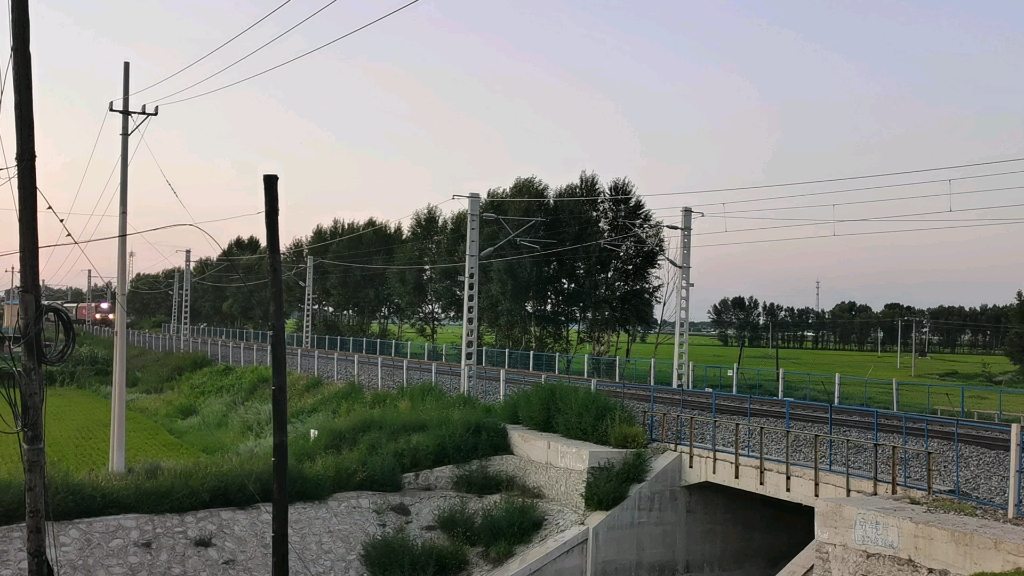 沈局沈段和谐电3d牵引客车k550次平齐铁路下行通过去洮南站方向.