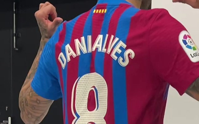 阿尔维斯身披8号球衣拍摄定妆照!_哔哩哔哩_bilibili