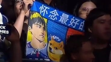 笑死！现场举横幅— —怀念最好的五个人！Maybe爆笑尴尬：这什么意思？啥情况？