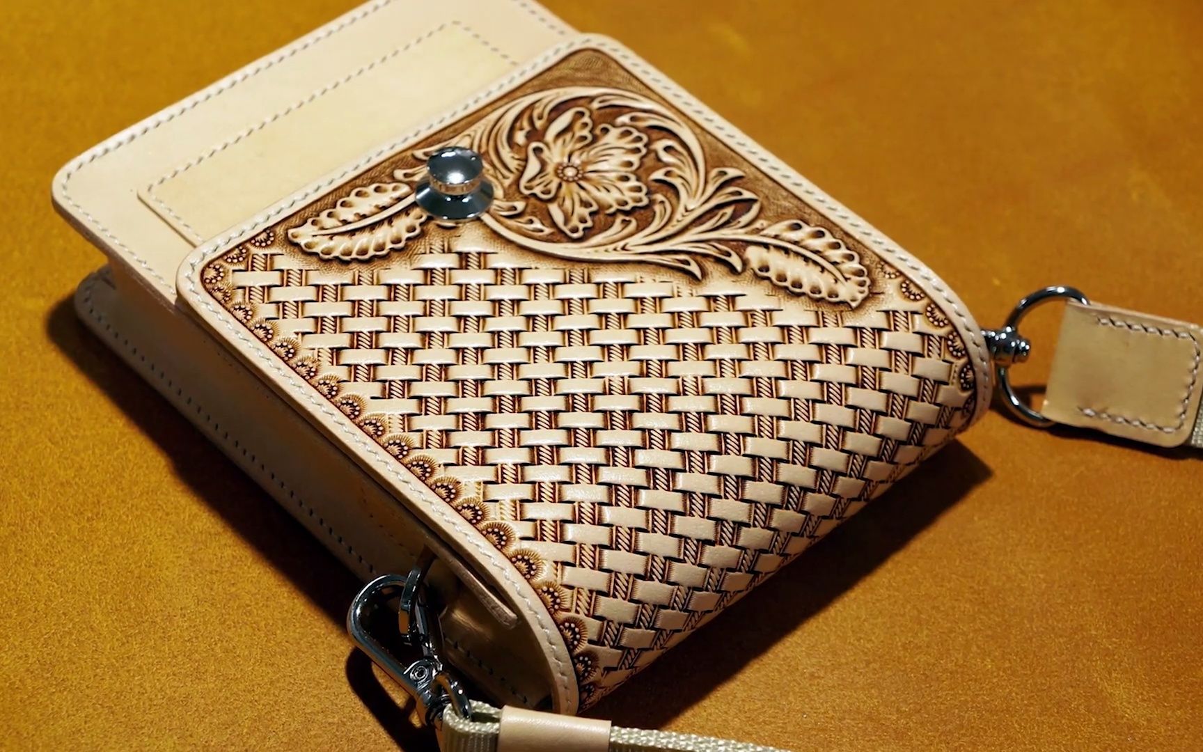 【手工皮具】皮雕小挎包手机包制作过程【免费图纸】