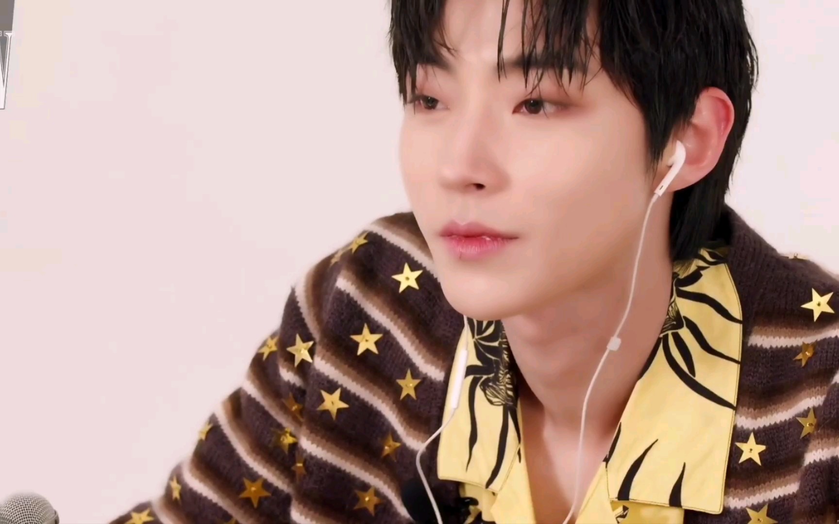 黄寅烨吃巧克力助眠视频私底下就是个大可爱果然年龄就是个数字